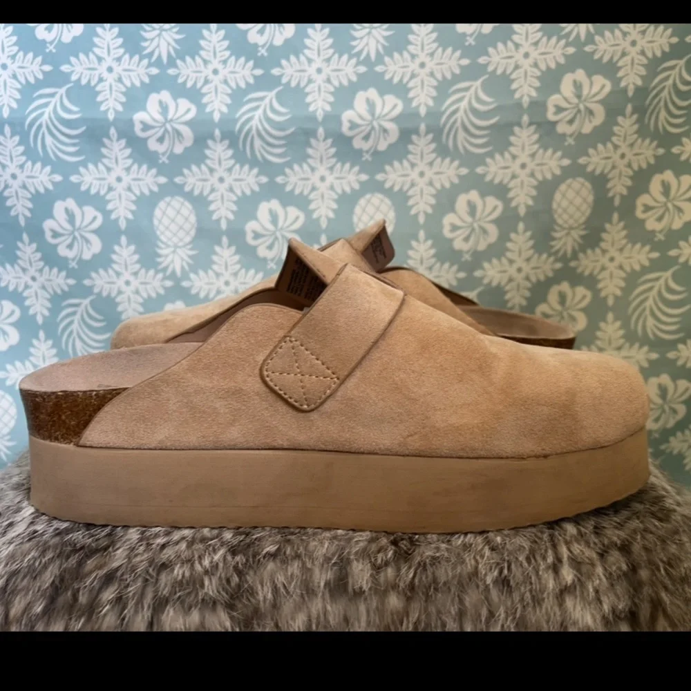 Madden NYC Tan MicroSuede Women's Platform Clogs  Size 11